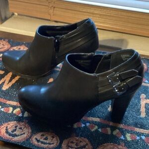 Black White Mountain booties - size 8 1/2